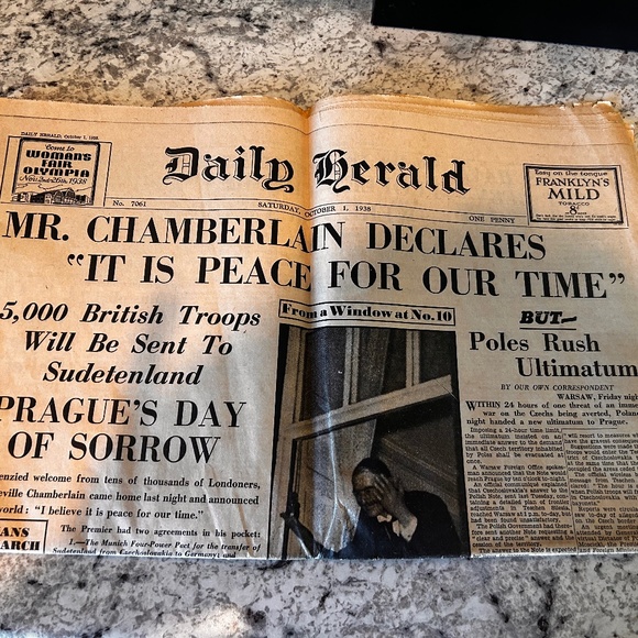 1938 DAILY HERALD CHAMBERLAIN DECLARES PEACE FOR OUR TIME NEWSPAPER - Picture 1 of 5
